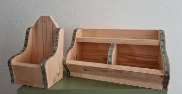 Kleine houten gruttersbak met twee vakken en een houten hangbakje in naturel uitvoering afgewerkt met bandijzer